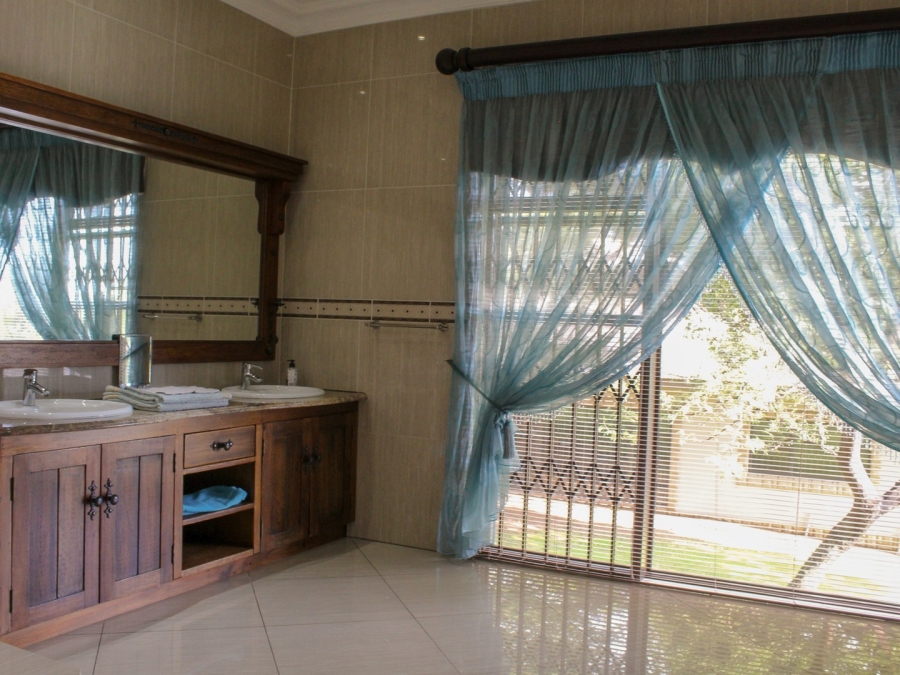 5 Bedroom Property for Sale in Lindequesdrif North West